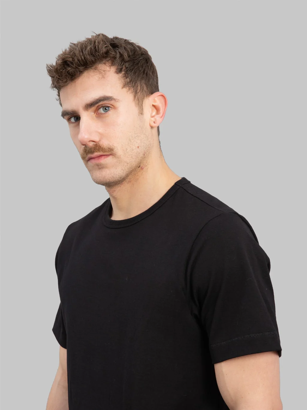 Merz b. Schwanen 2M15C Sturdy Jersey 6.8oz Crewneck Cropped Classic Fit T-Shirt Deep Black - Image 4